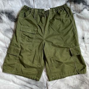 Zara cargo shorts 💚